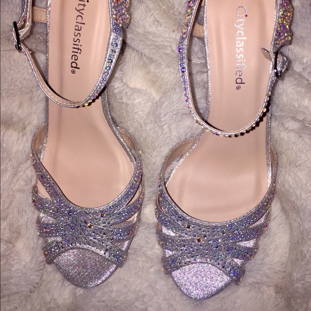 city classified silver heels